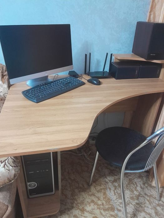 Продаётся б/у диван и компьютерный стол