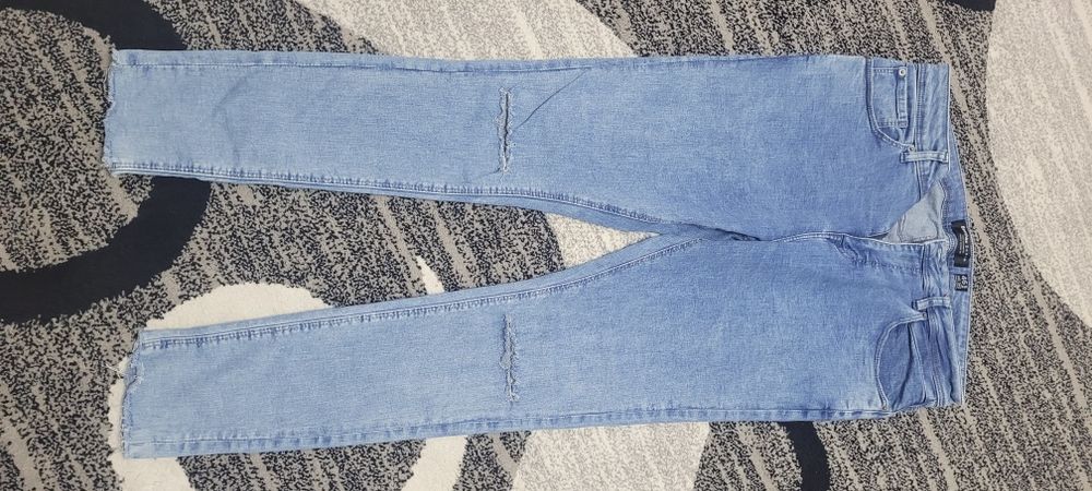 Blugi bershka albastru