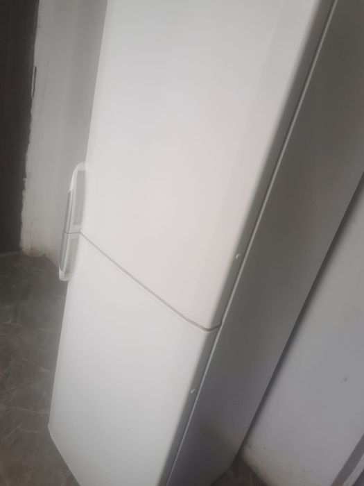 Vând urgent frigider arctic