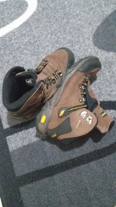 Боти номер 39 цена 15 лв,спортни обувки