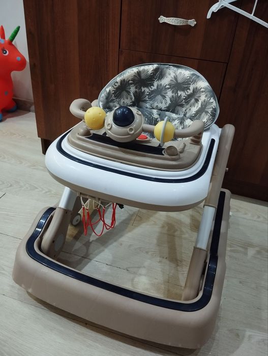 Ходунки сзади имеется ручка для катания и козырек