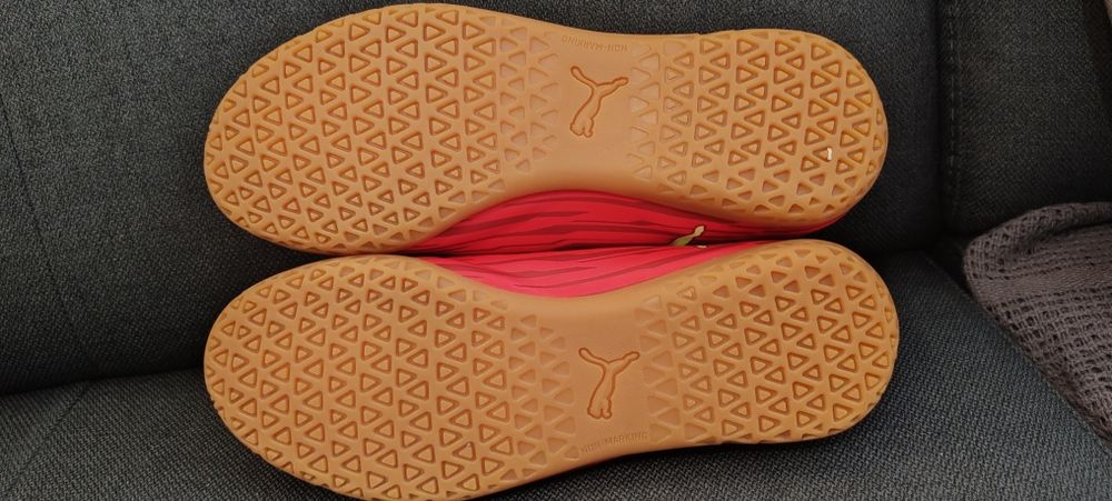 Vând ghete noi fotbal puma 37