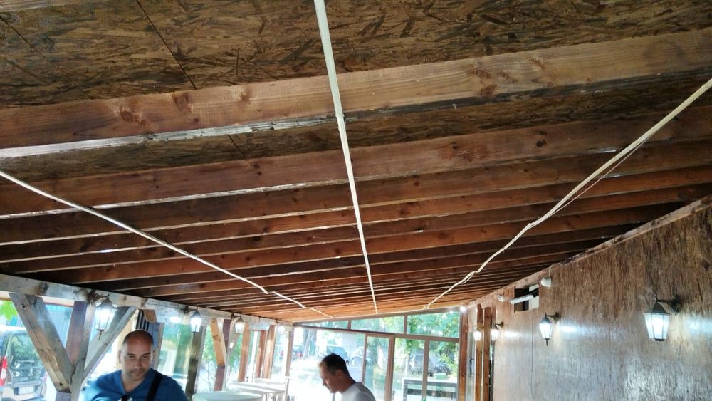 Навес от функциониращо заведение