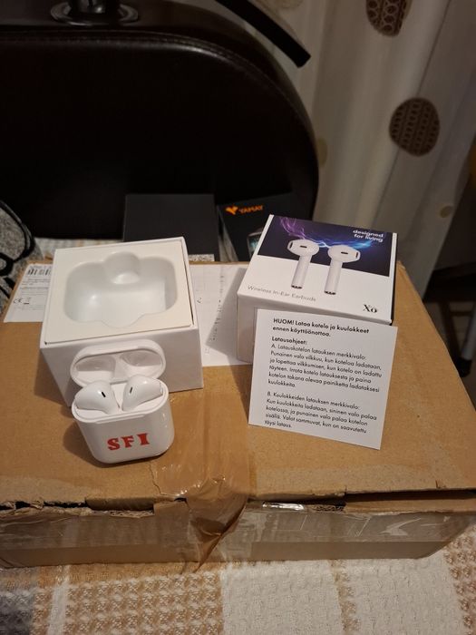 Casti  AirPods , noi,
