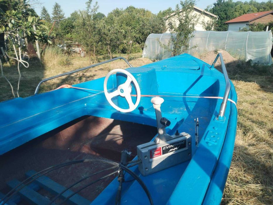 лодка с колесар за риболов