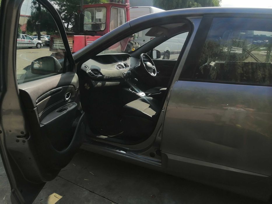 Dezmembram Renault Scenic