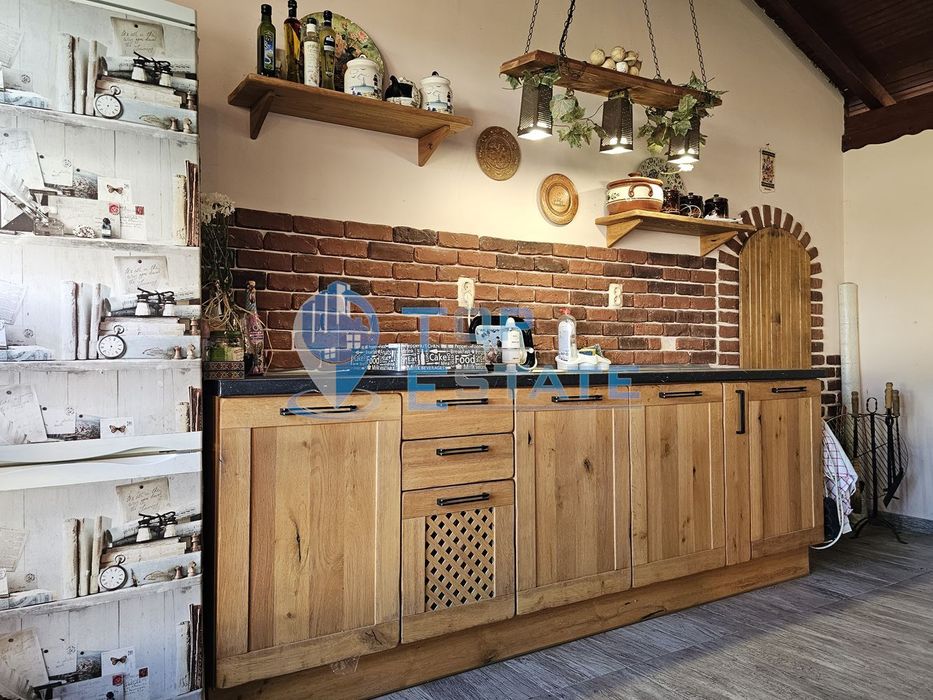 Обзаведена къща с три спални, барбекю, двор и гараж в село Поликраище