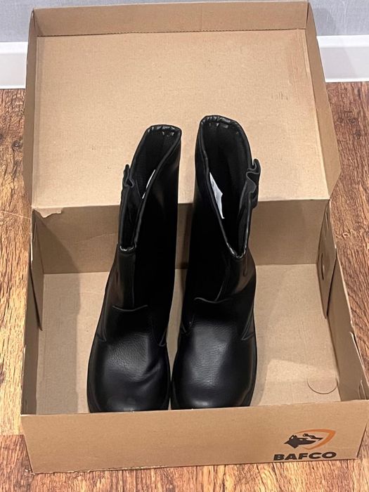 Продам новые сапоги