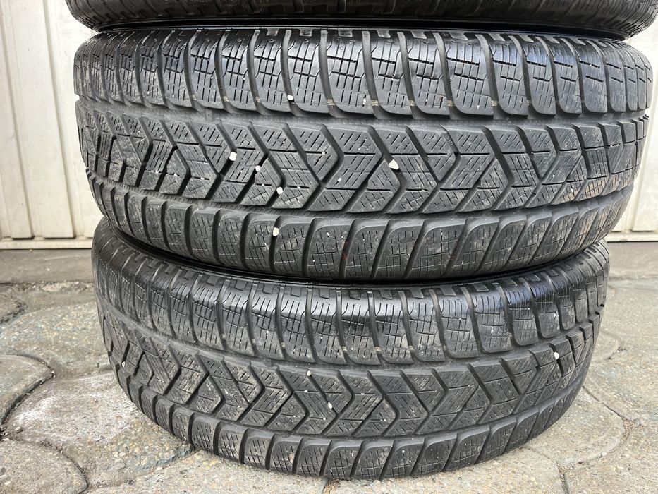 4 anvelope iarna 215/65 R17, Pirelli, 5-6mm profil ramas!