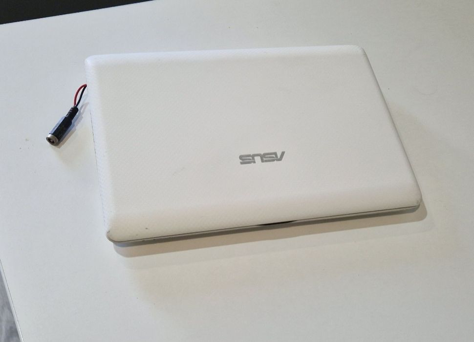 Laptop Asus cu mufă de încărcare înlocuită
