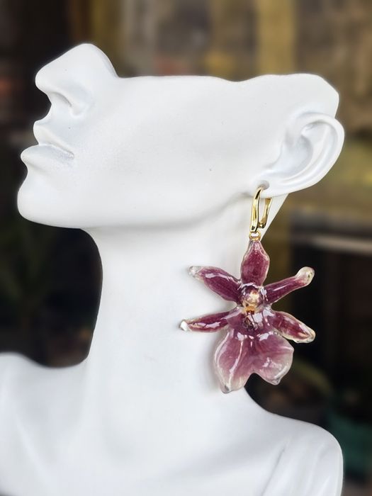 Обеци с естествен цвят на мини орхидея Miltonia.