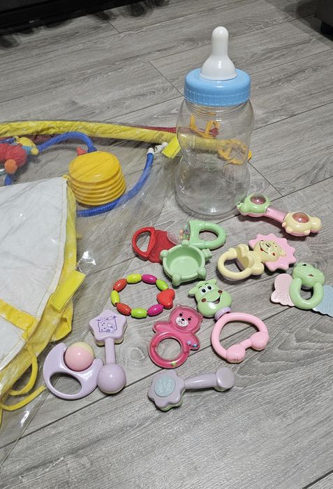 Детский коврик с игрушками