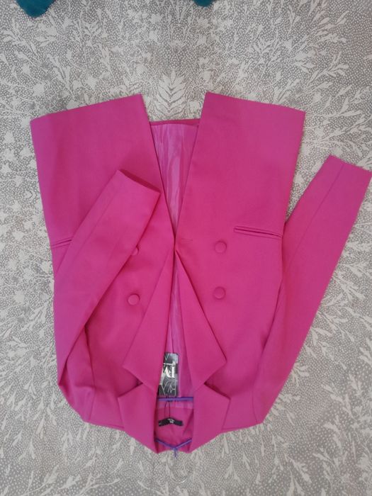 Kostyum. Yap yangi. Malina