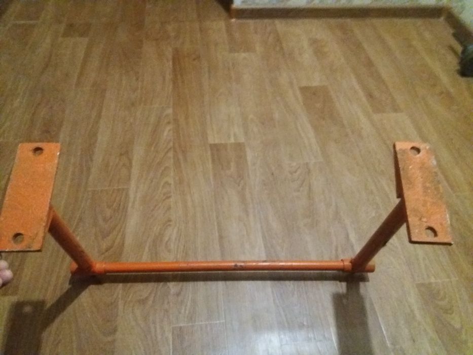 Продам турник домашний  из металла. Крепкиц