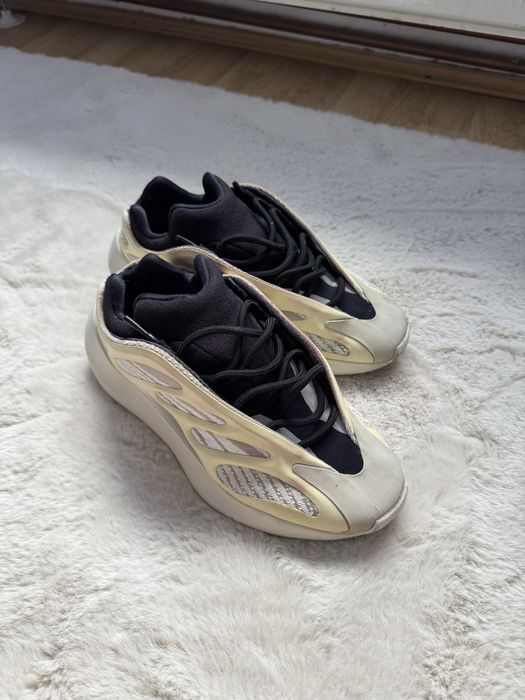 Yeezy 700 V3 azael
