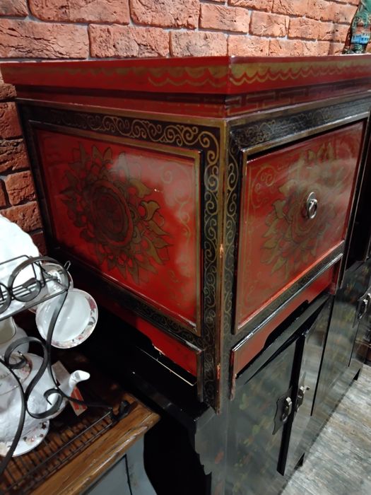 Тумбочки красные узорчатые