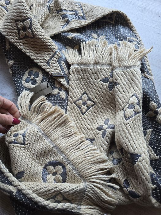 Дамски вълнен шал