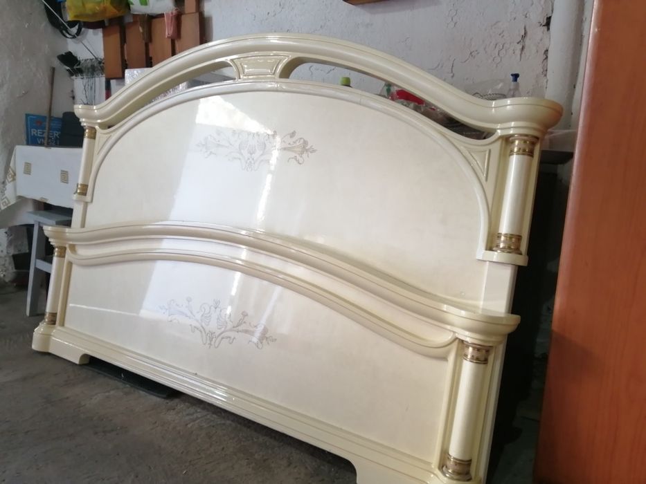 Comoda și pat cu somiera second-hand