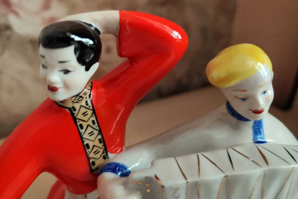 Фарфоровая статуэтка «Танец с гармошкой».