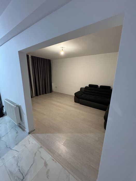 Închiriez apartament 2 camere, balcon și parcare – zonă cu toate facilitățile, lângă stație