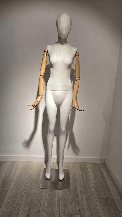 Manechine dama din fibra de sticla cu maini din lemn si tesatura in