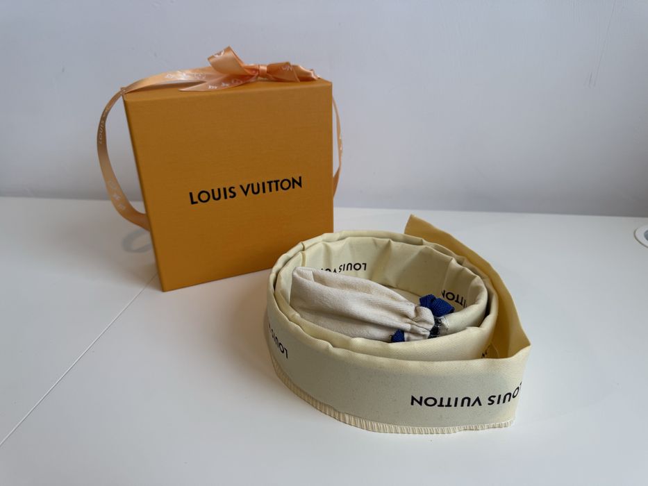 Curea LV neagră – ideală cadou de Crăciun