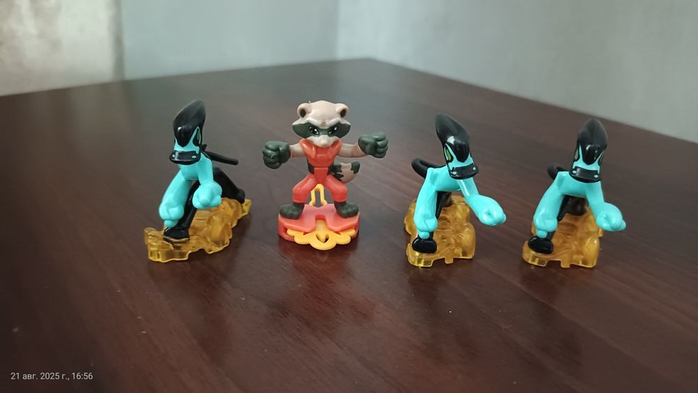 Продам Киндер игрушки