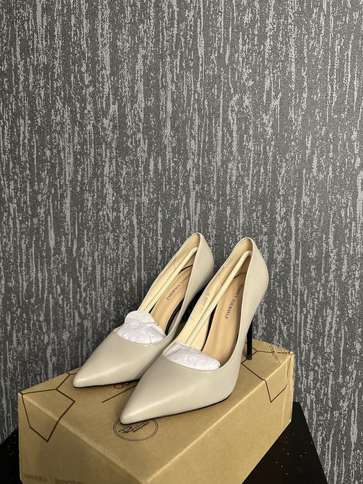 Бежевые женские туфли