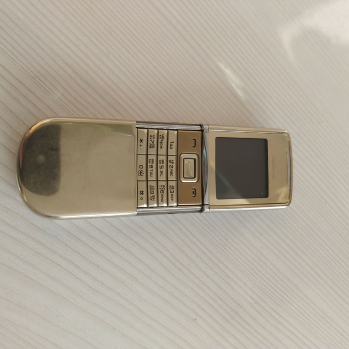 Телефон Nokia 8800.