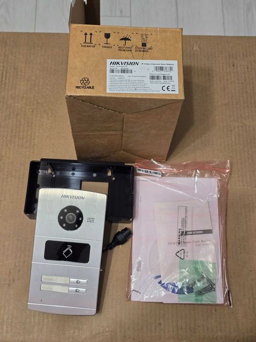 Hikvision Cititoare control acces cu amprenta DS-K1201EF, terminal de control acces stand-alone DS-K1T105E-C si post de videointerfon DS-KV8202-IM