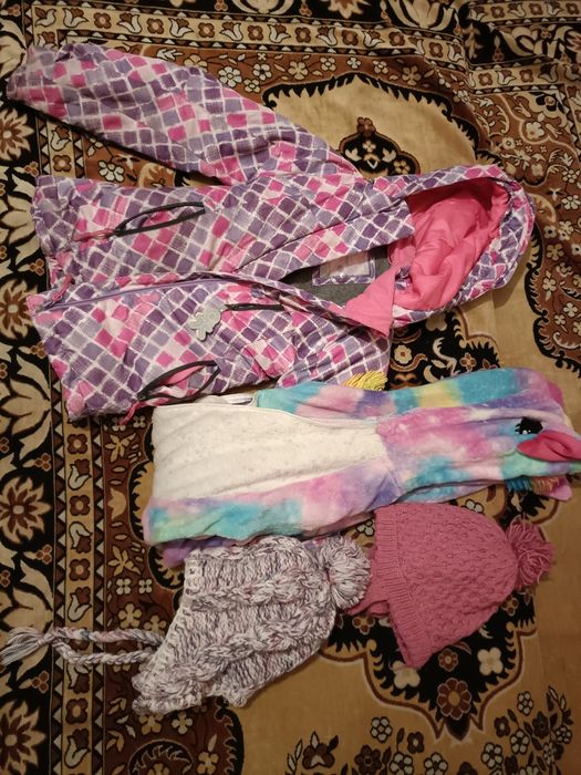 Куртка, кигуруми и шапки на девочку