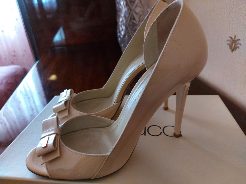 Женская обувь.  Красивые элегантные туфли.