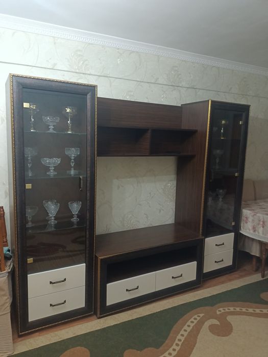 Продается стенка,  стол мебельный и белый цвет  ст