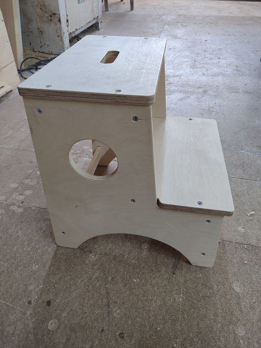 Стул-стремянка, высота 45 см.