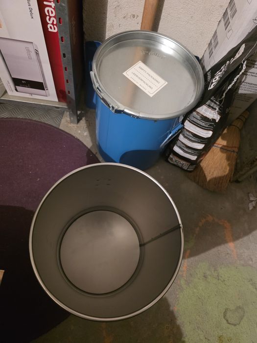 Метална кофа с заключващ капак 25 литра
