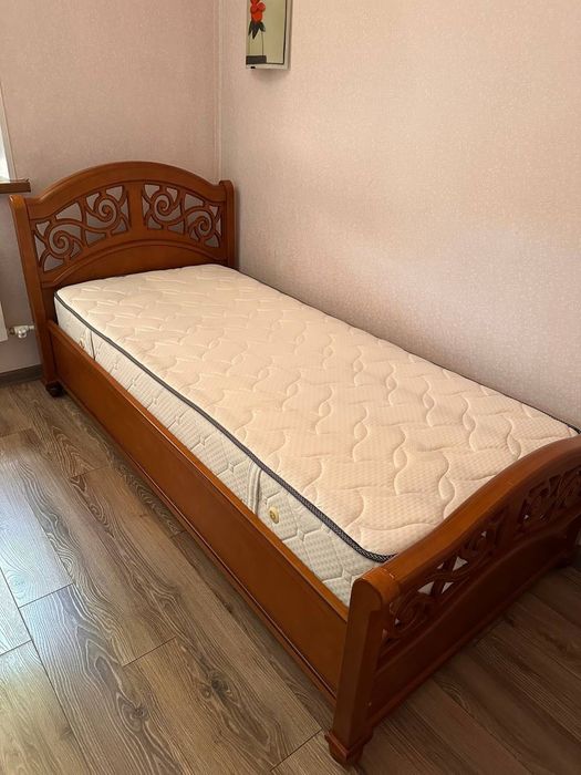 Деревянный стол и кровать