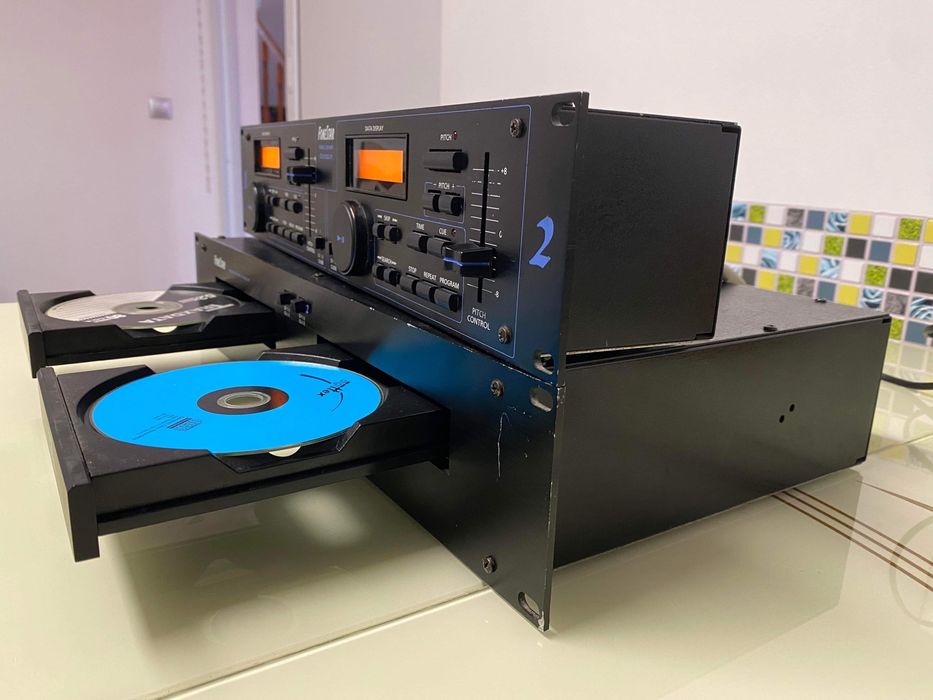 Dublu compact disc player.