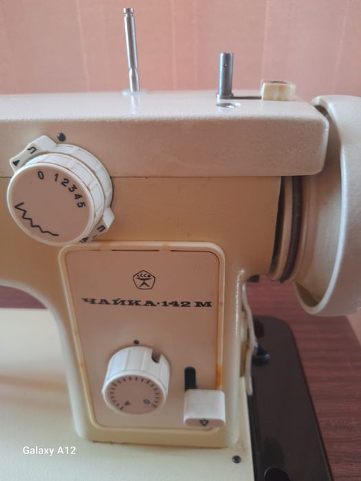 Швейная машина с тумбой