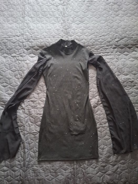 Rochiță elegantă,scurta cu sclipici discret si cu voal peste mâini