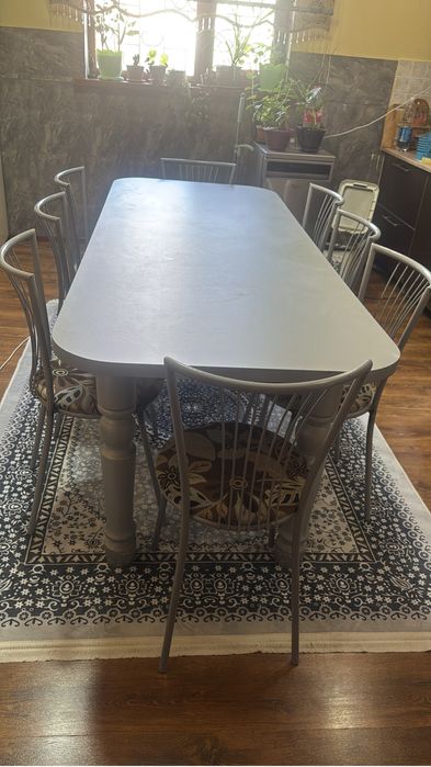 Стол и стулья на 8 человек