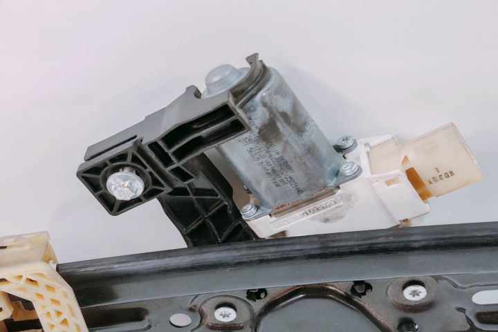 Macara  stanga spate cu motoras 7182121F10S BMW Seria 5 F10 seria