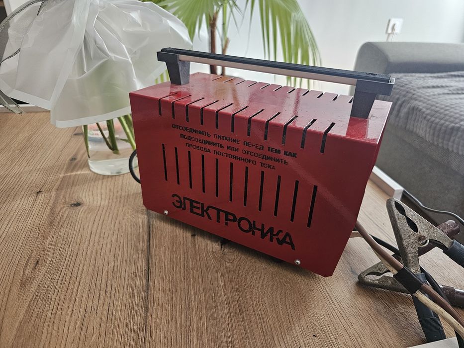 Продавам съветско зарядно-стартерно устройство "Импулс ЗП-22А" – отлично състояние