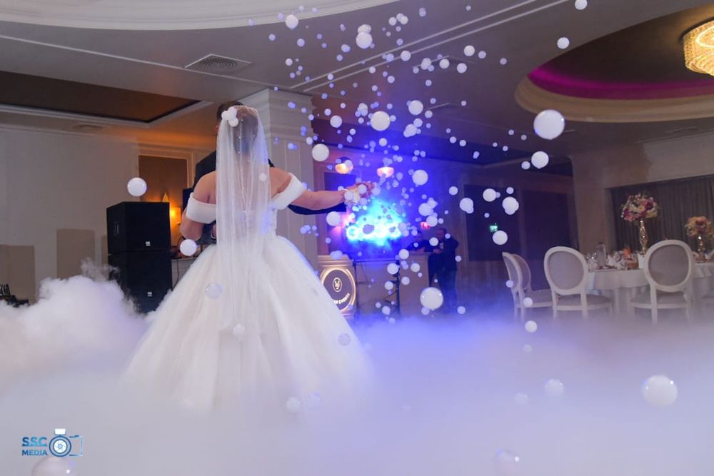 Baloane de fum albe dansul mirilor