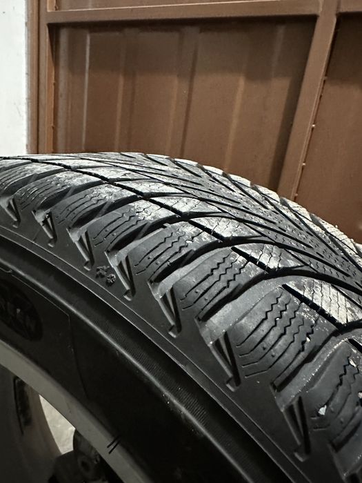 Комплект оригинални джанти със зимни гуми 20 цола.