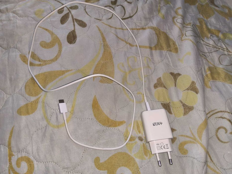 Зарядно с два порта usb -А и usb - C и кабел