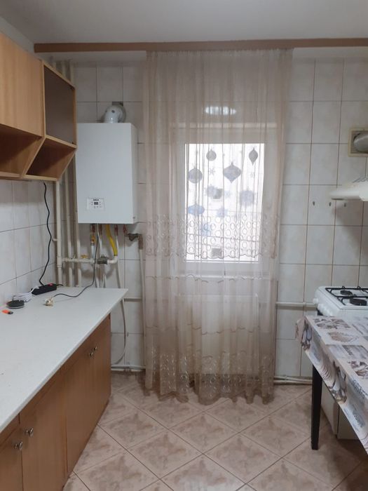 Proprietar închiriez apartament cu trei camere semidecomandat in Bacău