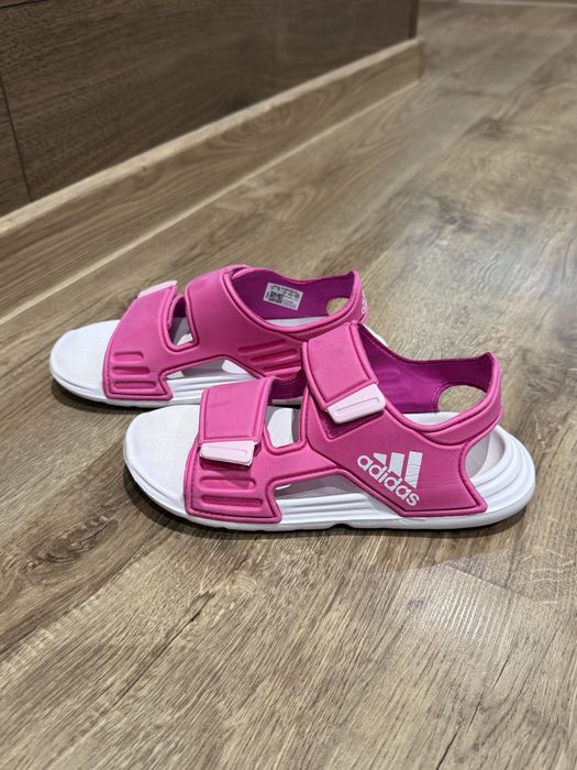 Продавам детски сандали ADIDAS