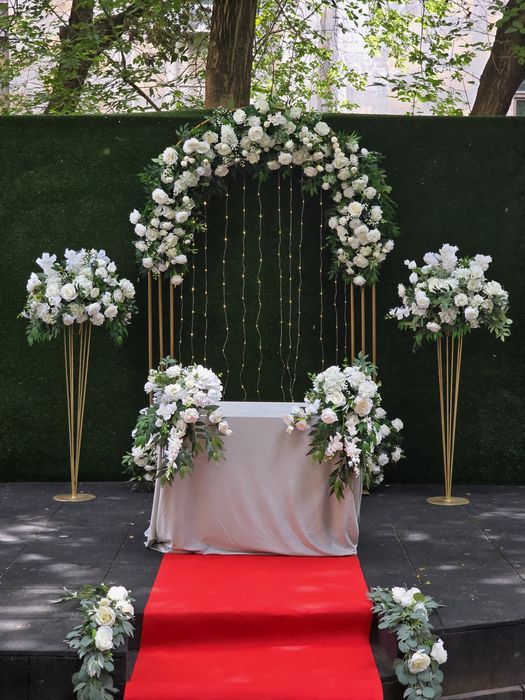 Decoruri nuntă (arcade, stalpisori, litere volumetrice/luminoase)