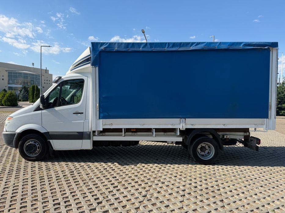 Mercedes sprinter de 5tone.se conduce cu C