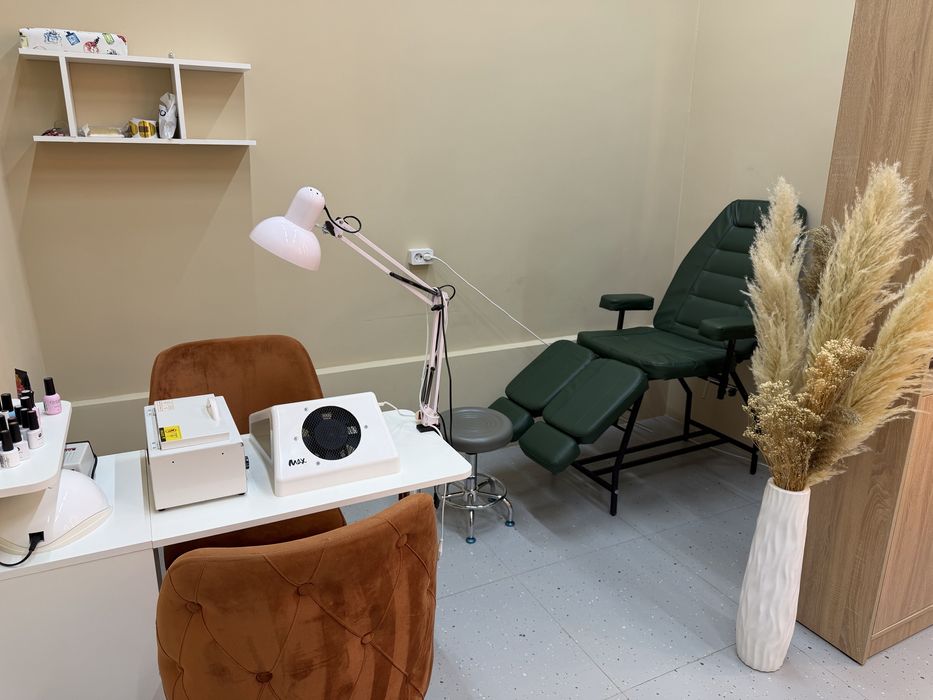 Сдам маникюрный стол,и педикюрное кресло со всеми материалами